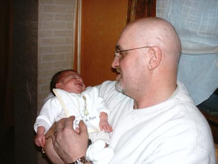 Papi Lapoule & un bébé dans les bras...